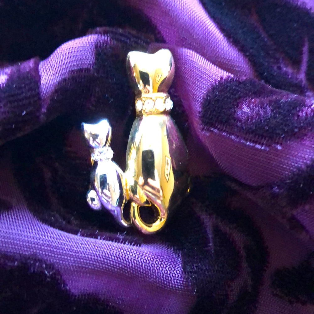 Cat mom & kitten pin. Rhinestone collars. Like new